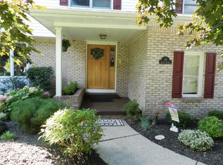 18 Chapel Woods, Williamsville, NY 14221