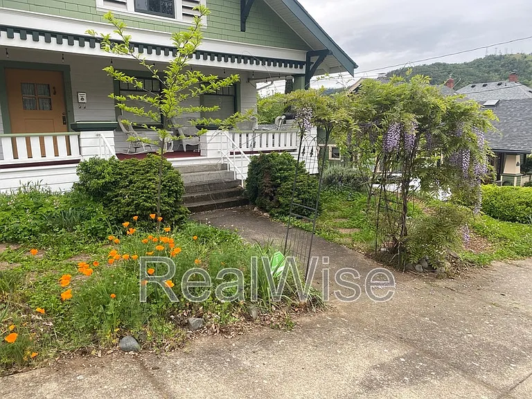 837 SE Blakeley Ave — Photo 2