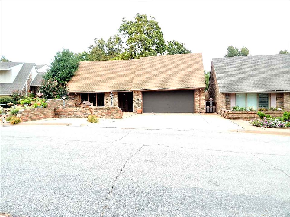 1st image of 2442 Sherwood Dr