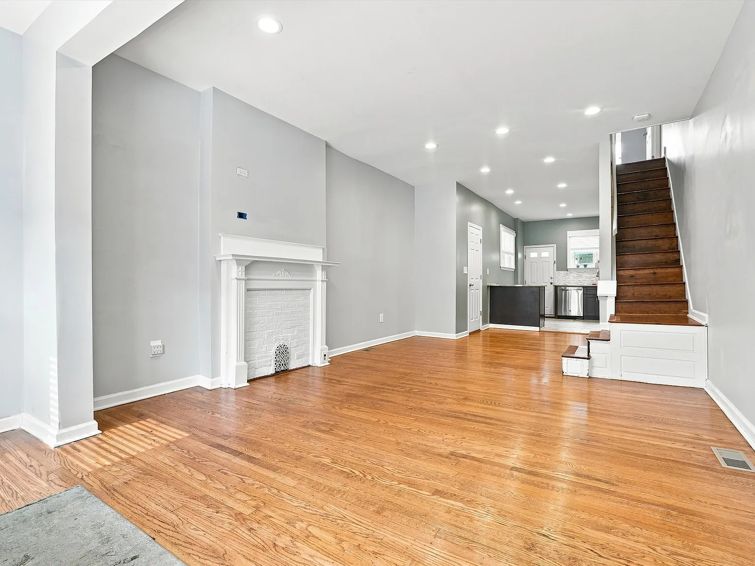 3 bed, 1.5 bath, 1120 sqft, $2,000 — Photo 2