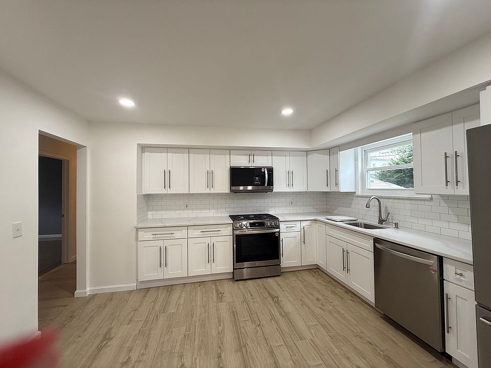 Brand new kitchen w/ quartz