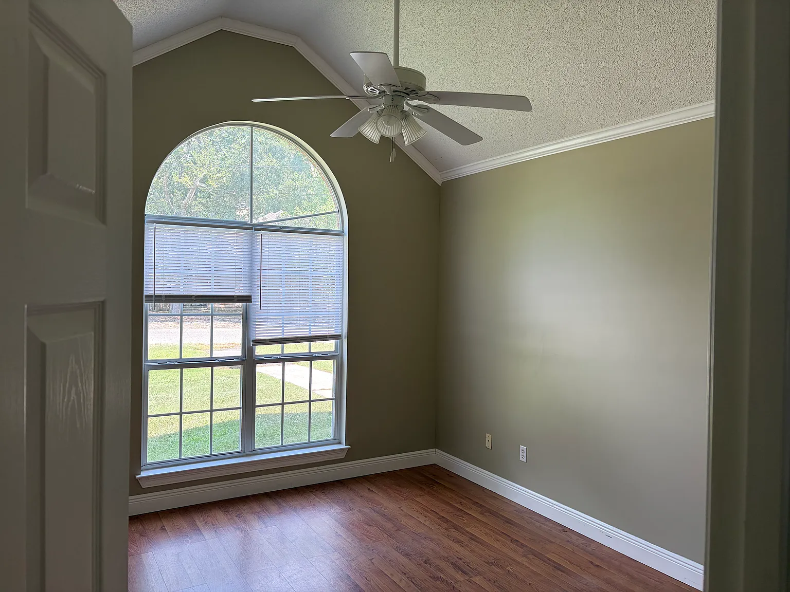 3 bed, 2086 sqft, $1,950 — Photo 3
