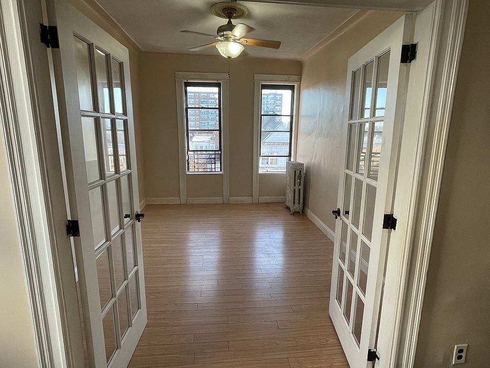 1st image of 208 Bay 22 St #D1