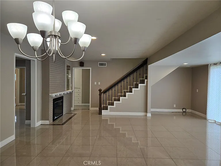 1747 Oakwood Ave — Photo 10