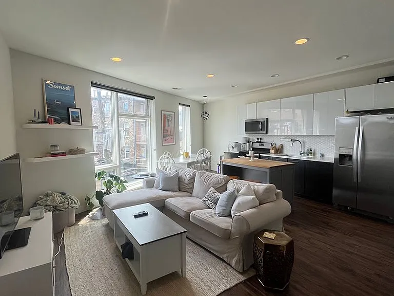 1045 W Cornelia — Photo 23