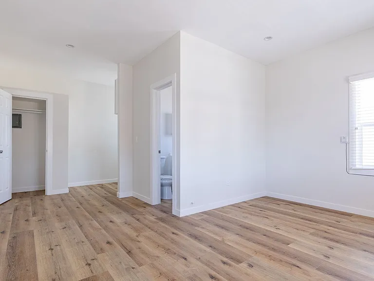 South Kenmore Apartments — Photo 14