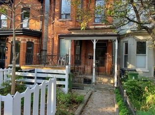 150 Robert St, Toronto, ON M5S 2K3