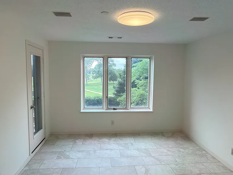 Chelsea Condos — Photo 18