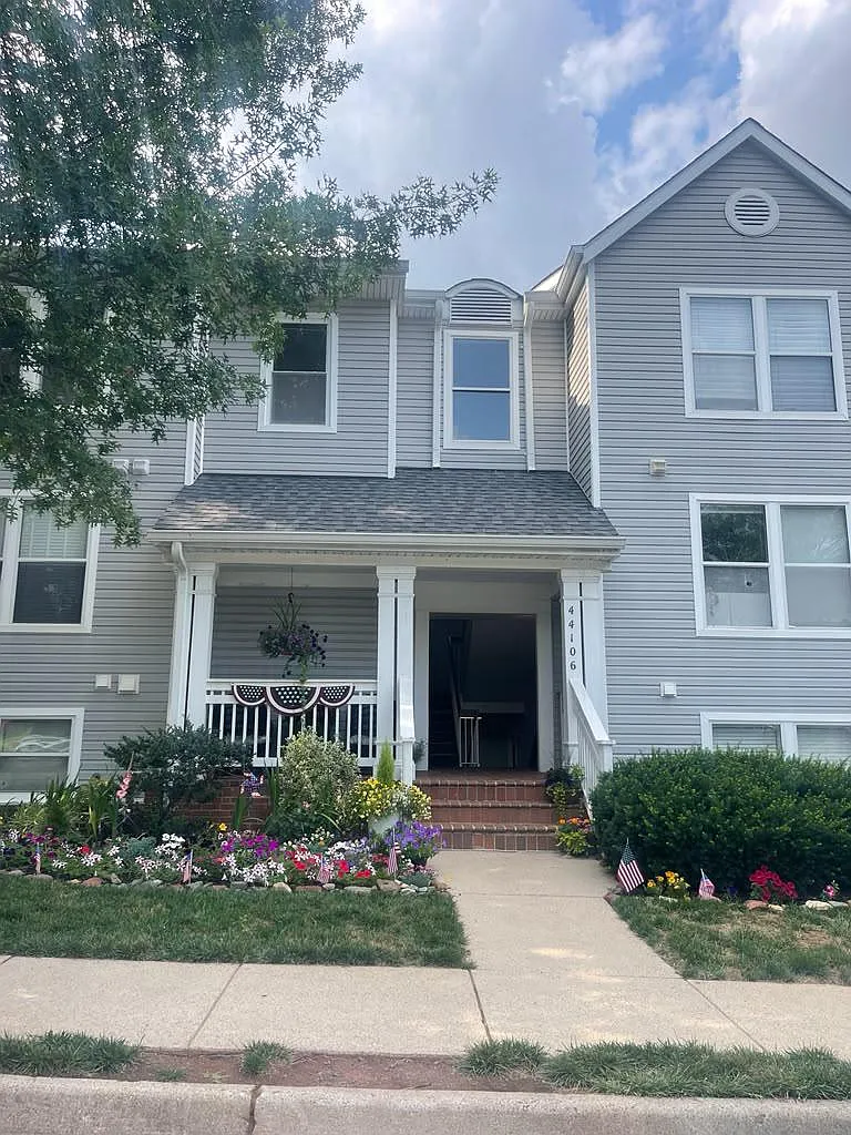 Ashburn Village,Lakeshore Condo/Ashburn Villag — Photo 1
