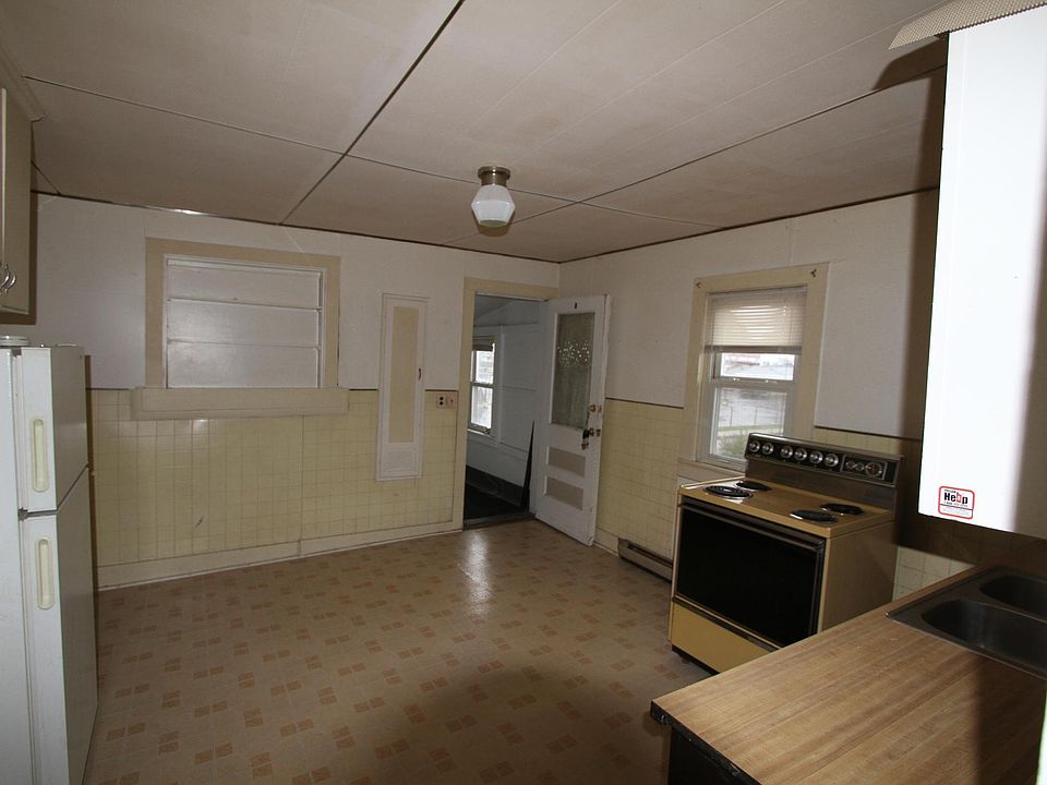 Reverse view of Kitchen looking at front entrance