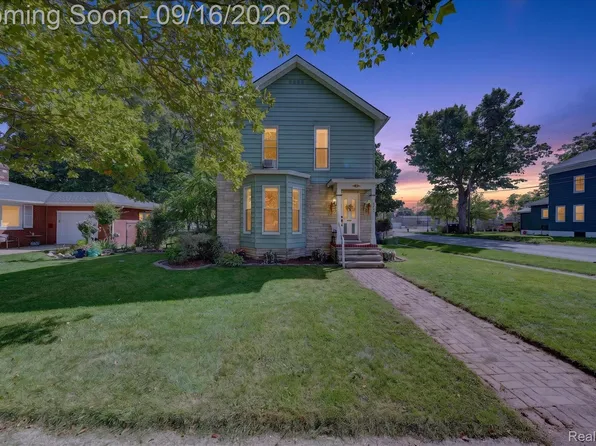 202 E Saint Clair St, Almont, MI 48003