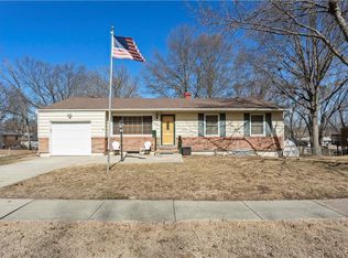 805 S Summit Cir, Blue Springs, MO 64015
