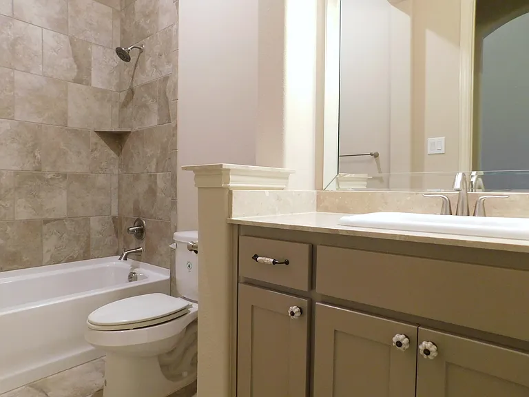 1704 Serra Dr — Photo 7