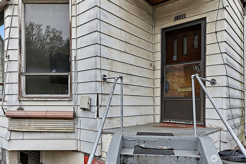 5th image of 2208 E Terrace Street
