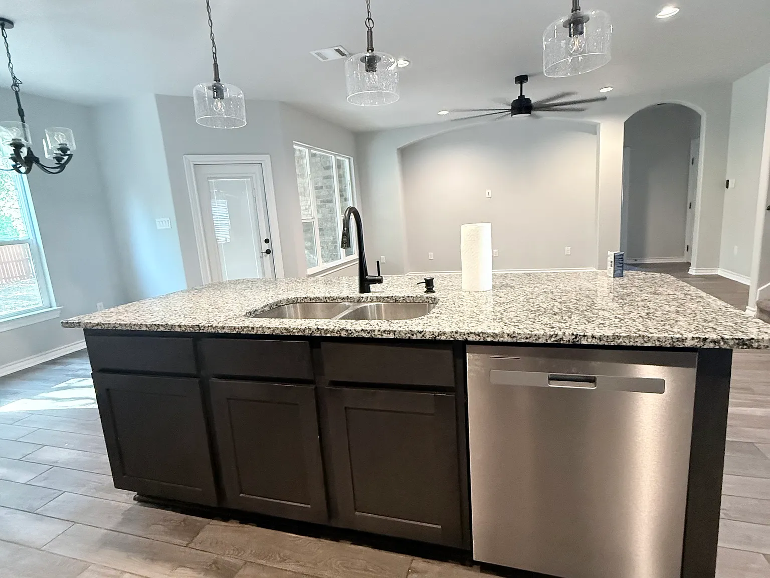 4 bed, 2800 sqft, $2,750 — Photo 3