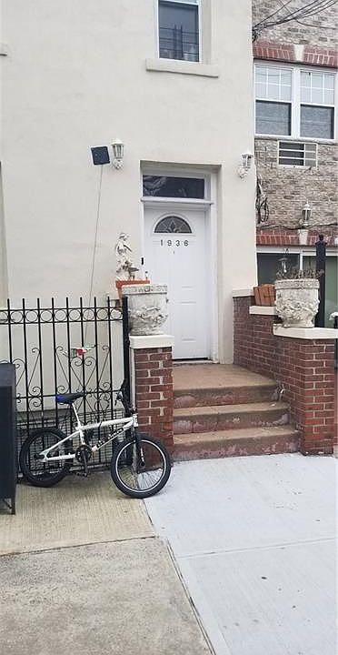 2nd image of 1936 Hunt Ave