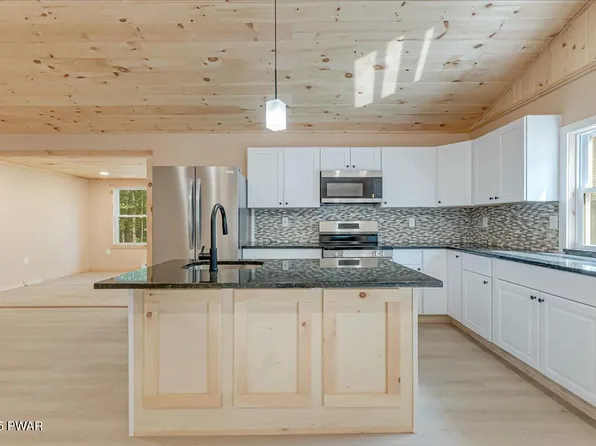 106 Edgewater Dr, Dingmans Ferry, PA 18328
