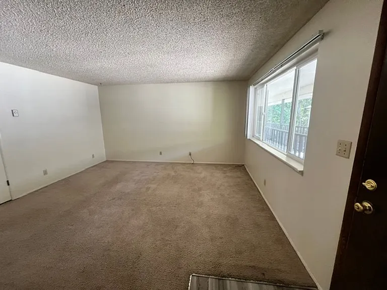 468B - 830 SW Grove Street — Photo 4