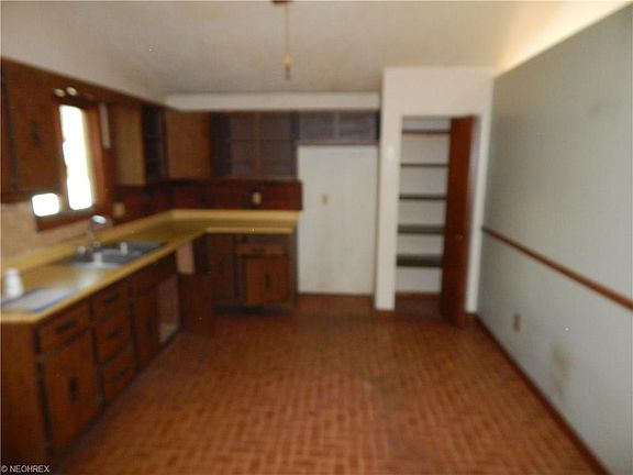 5th image of 1924 W 41st St