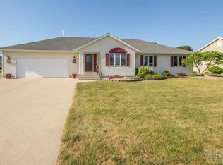1120 Sapphire Ct, Mason City, IA 50401