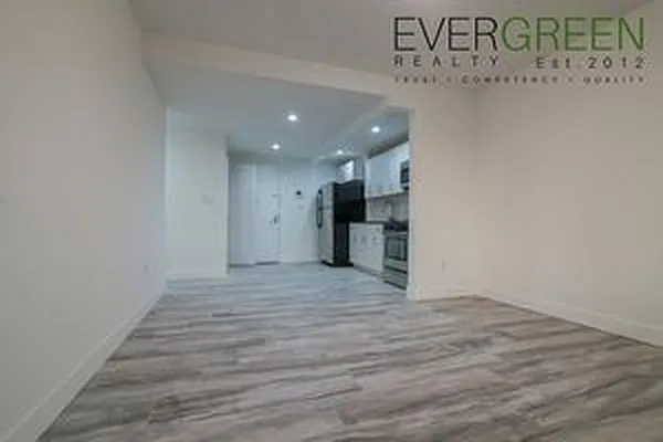 Rented by Evergreen Apartments BK | media 30