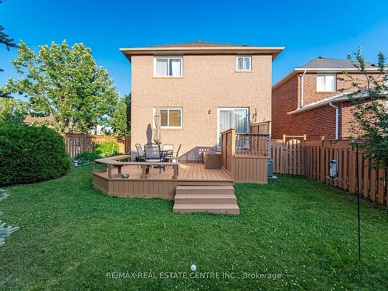 3725 Althorpe Cir N — Photo 49