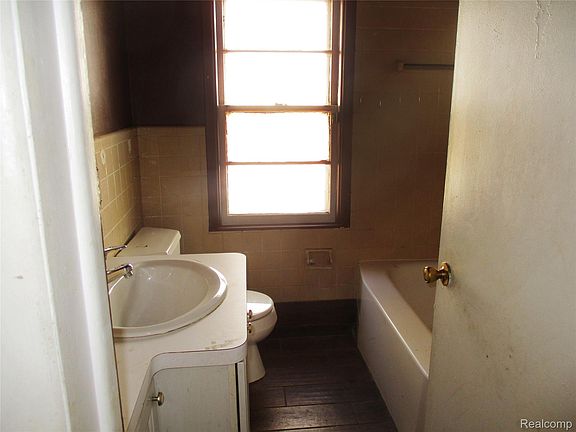 4th image of 22434 Madison St