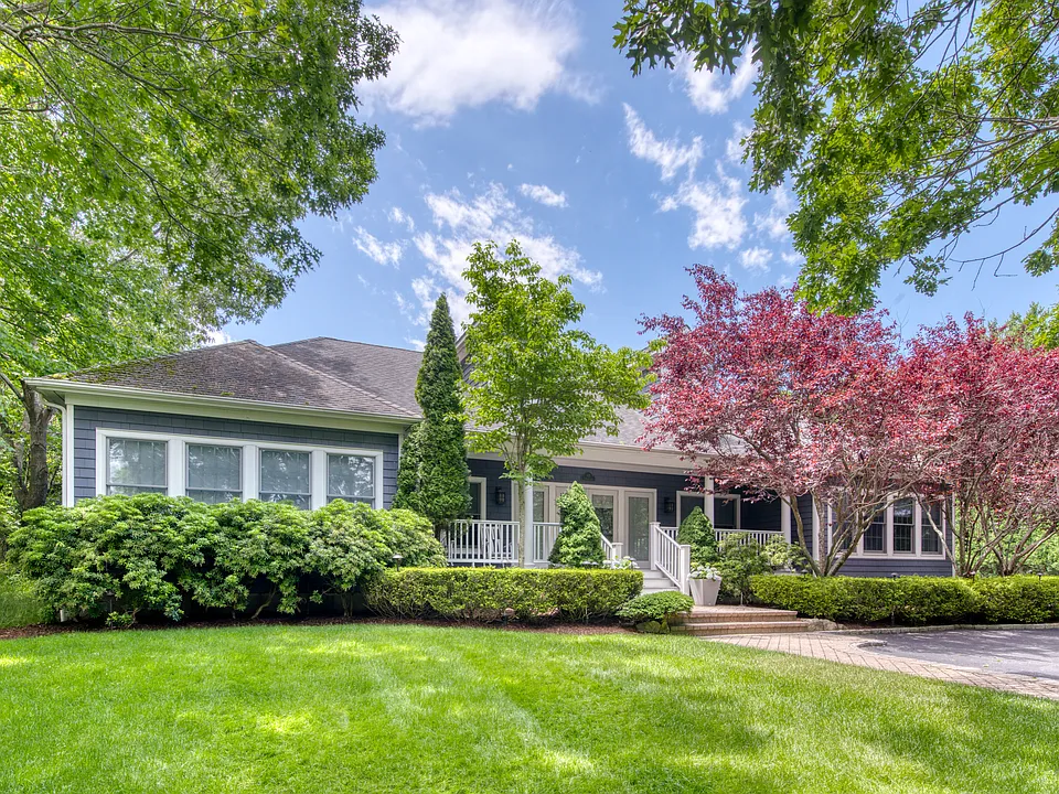 165 Tuckahoe Ln