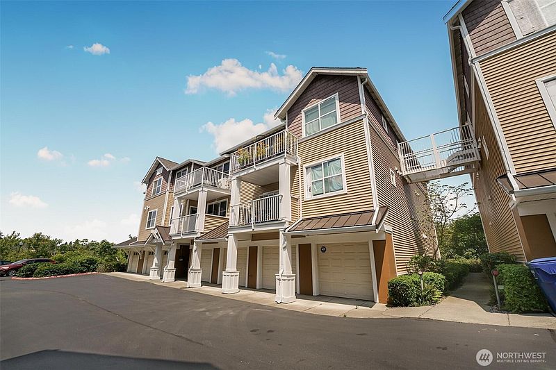 4th image of 2970 SW Raymond Street #102