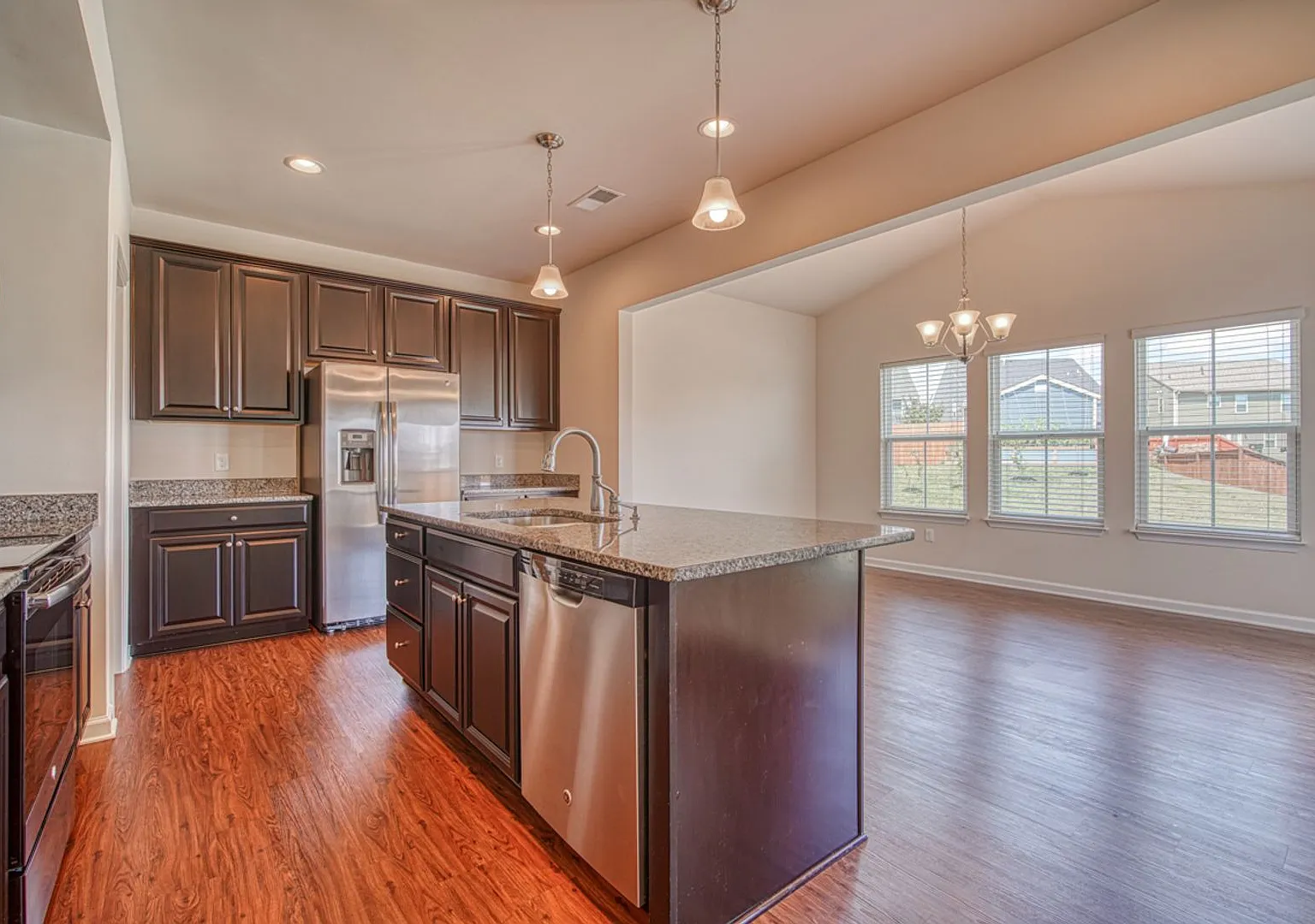 Beautiful 3 bedroom 2.5 bathroom ready for you to call home! — Photo 2