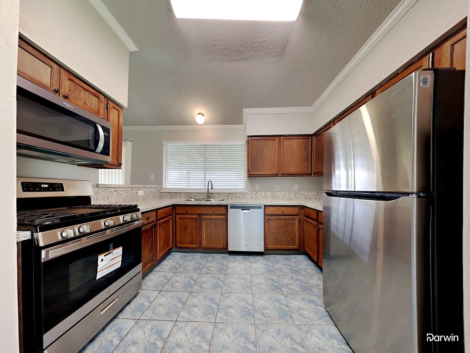 3 bed, 2.0 bath, 1868 sqft, $2,169 — Photo 2
