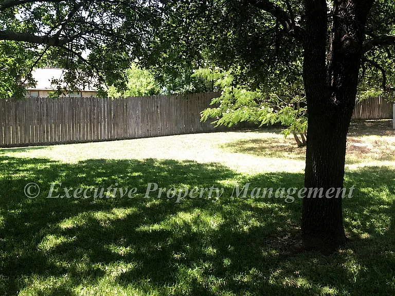 812 Kelly Cir — Photo 2