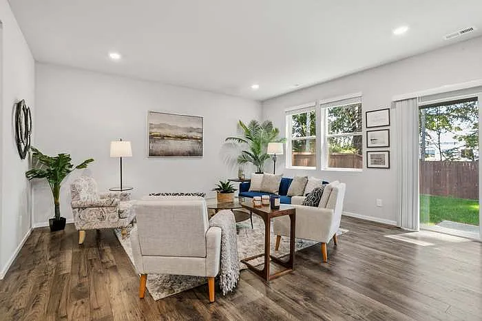 4355 Savannah Loop NE — Photo 4