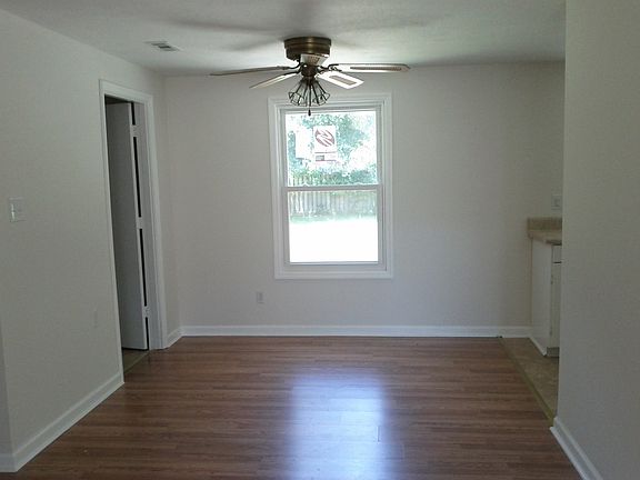 Dinning Rm/Door to Laundry Rm