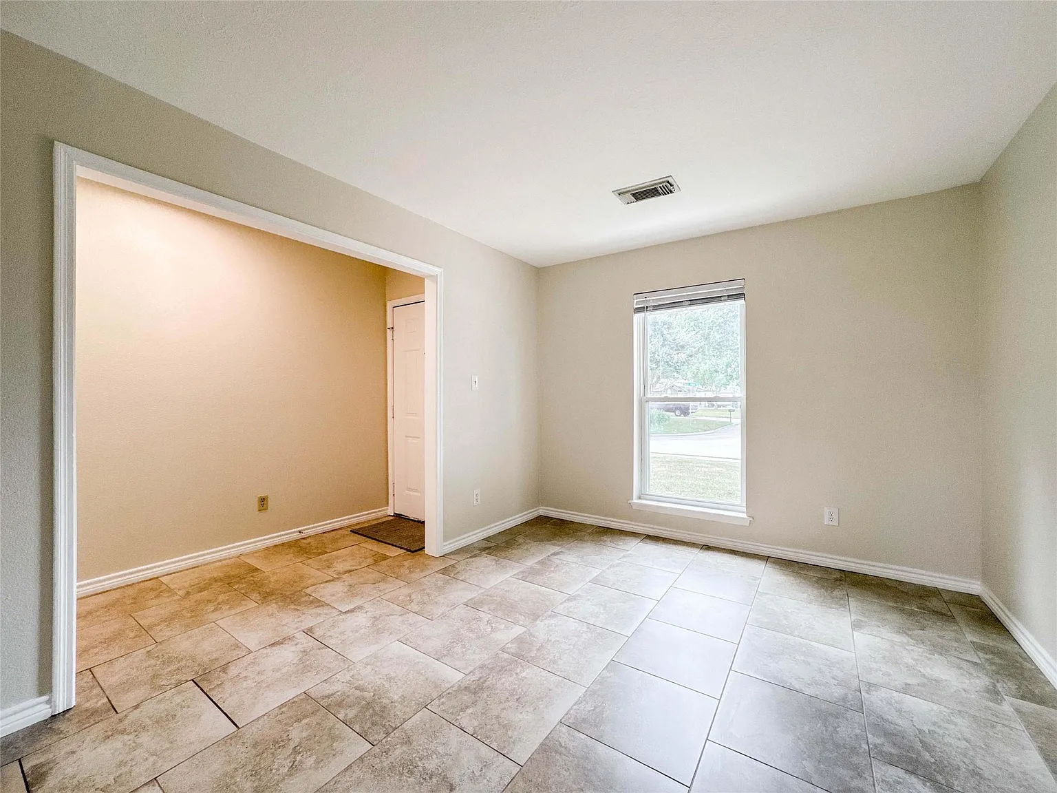 3 bed, 2.0 bath, 1279 sqft, $2,200 — Photo 3