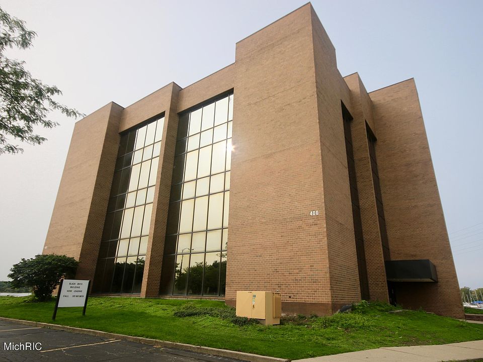 1st image of 400 Riverview Dr