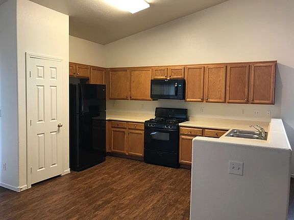 4th image of 704 Horse Stable Ave