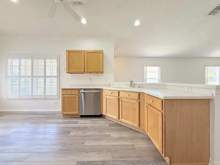 240 Center Oak Cir — Photo 16