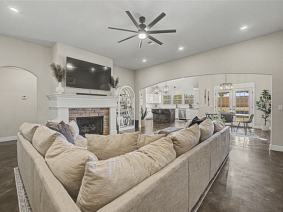 5th image of 12889 Canopy Oaks Rd