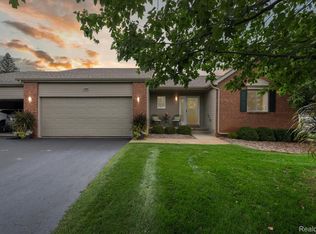 1244 Crystal Pointe Cir, Fenton, MI 48430