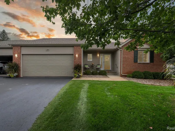1244 Crystal Pointe Cir, Fenton, MI 48430
