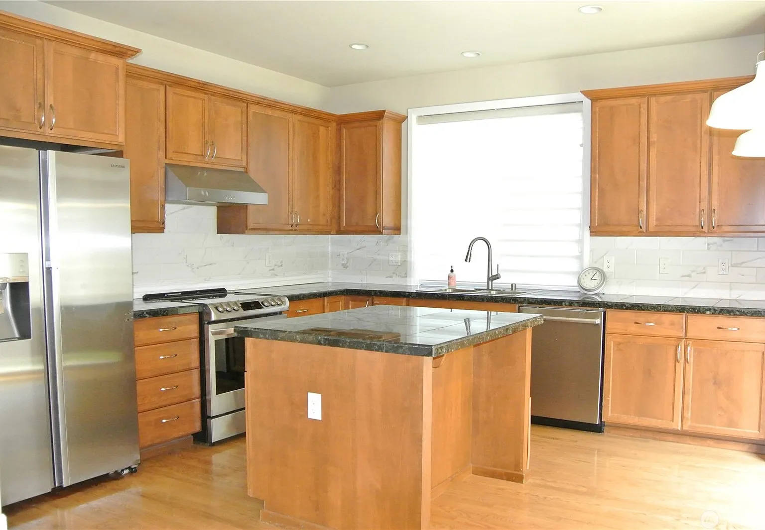 4 bed, 2.5 bath, 2830 sqft, $4,500 — Photo 2