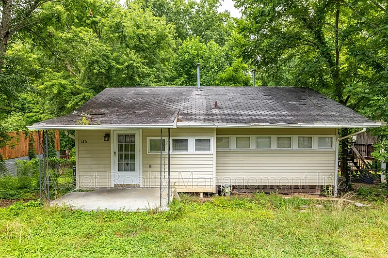2 bed, 1.0 bath, 774 sqft, $1,095 — Photo 1