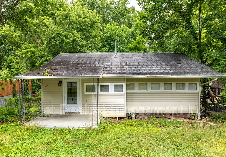 126 Wellington Cir — Photo 1