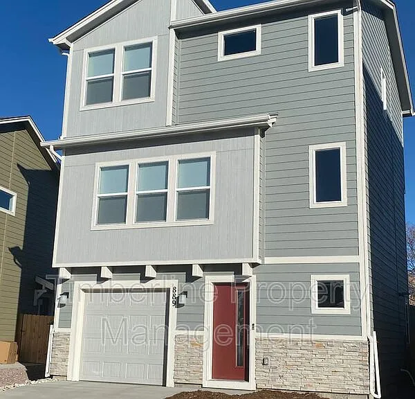 889 Grissom Dr — Photo 1