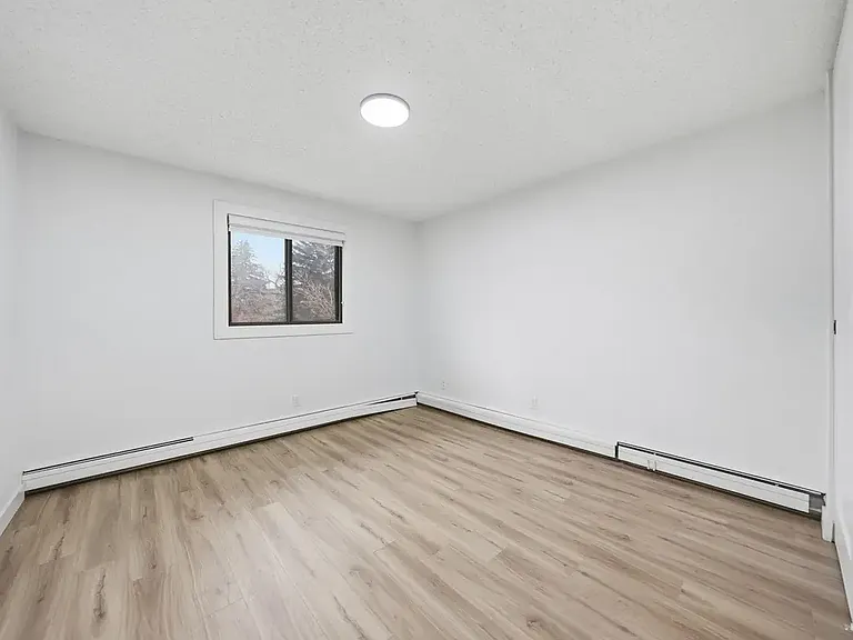 431 Wollaston Cres — Photo 11
