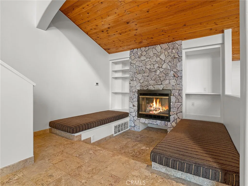 5 bed, 4.5 bath, 4655 sqft, $14,000 — Photo 4