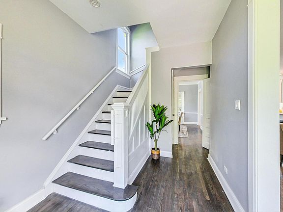 2nd image of 422 N Harvey Ave