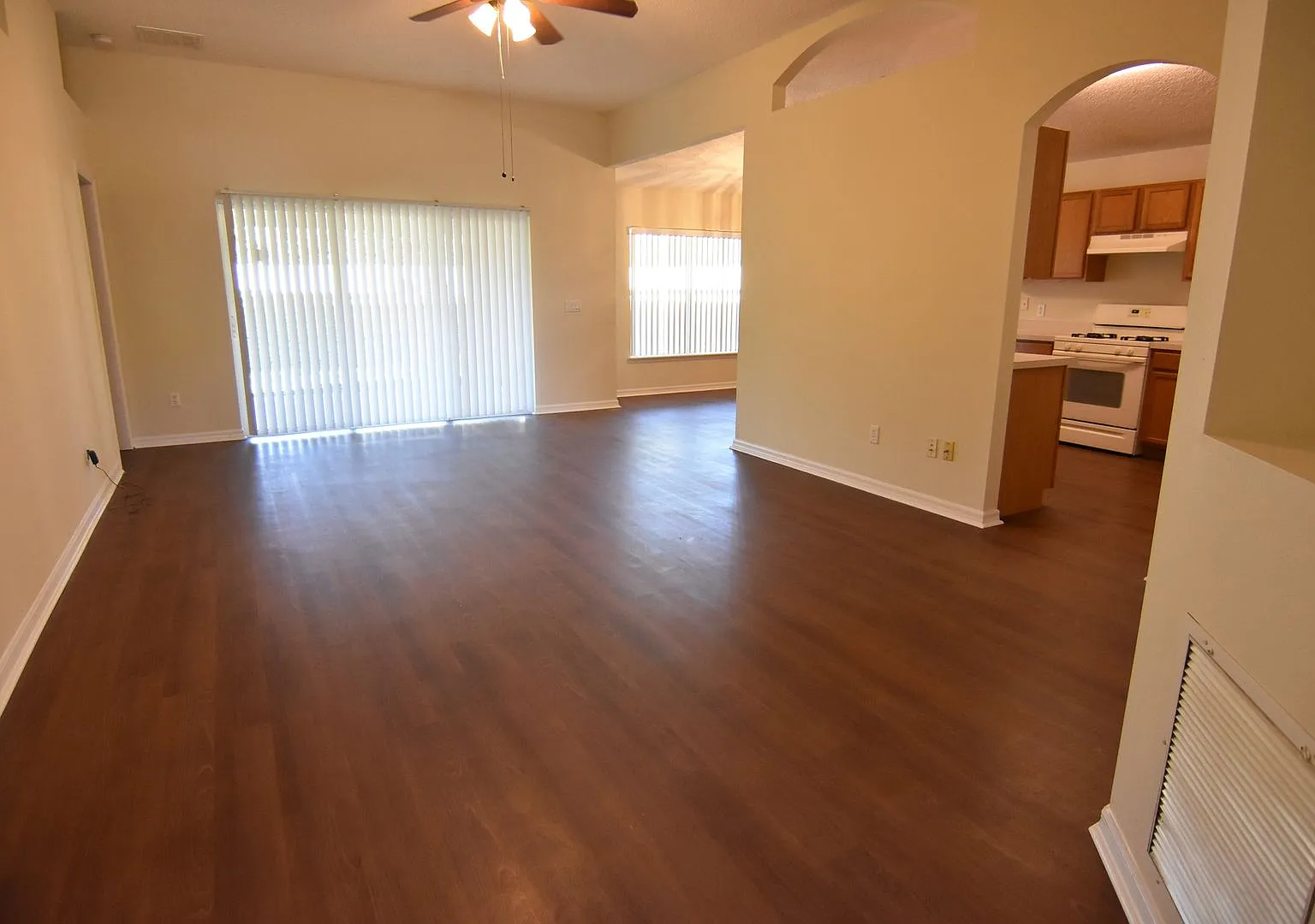 Deltona....Saxon Ridge..Community Pool! Available October 1st! — Photo 2