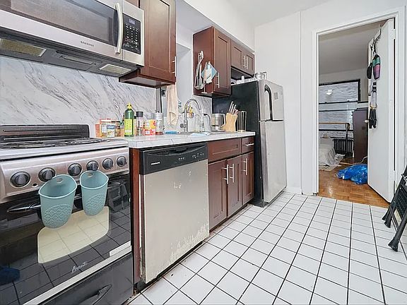 4th image of 335 W 43rd St #2AA